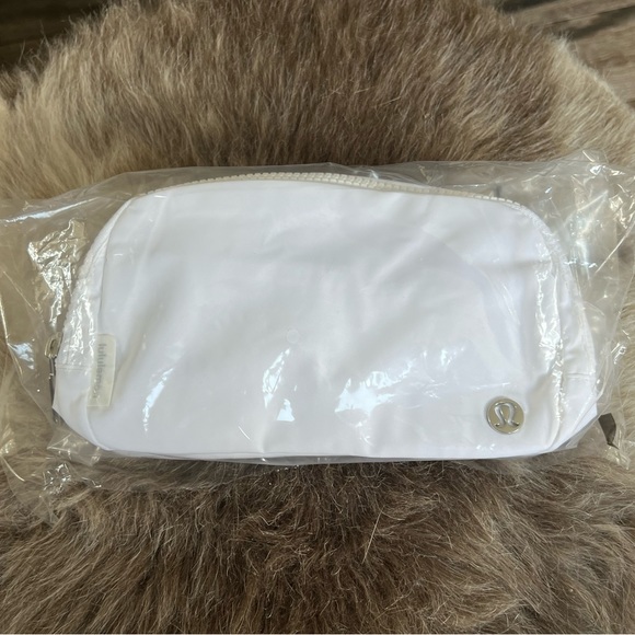 Lululemon 🦄 TRUE WHITE Everywhere Belt Bag Ext Strap NWT VERY RARE - Picture 15 of 15